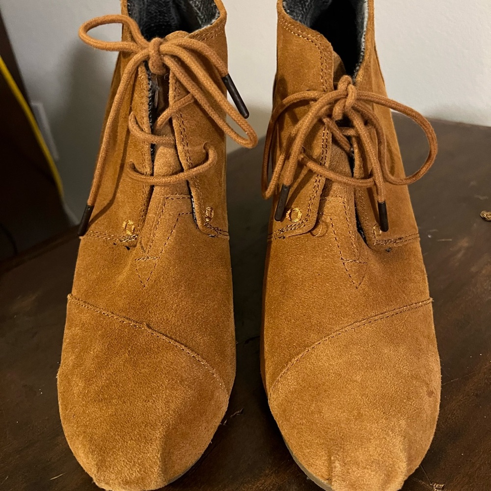 Tom’s Suede Desert Wedge Lace Up Bootie Sz 9